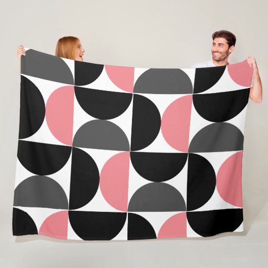 Midden-euwse moderne roze zwart en wit fleece deken (In situ)