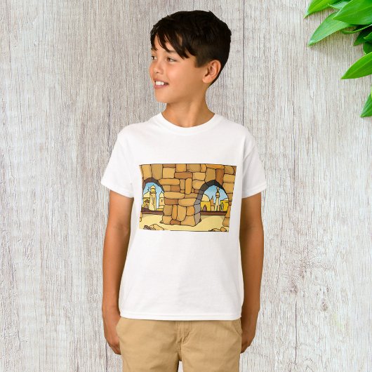 Midden-Oosterse woestijnstad door oude boog T-shirt