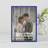 Middenblauw & Zilver Nieuwgehuwden Kerstmis Feestdagenkaart (Staand voorkant)