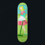 Middeneeuwse moderne repetitie voor huisvrouw skateboard<br><div class="desc">Dit 'Mid Century Modern Retro Houseechtgenote Skateboard' zorgt ervoor dat je je strengen parels laat breken om de meest alledaagse taken uit te voeren. Het ontwerp is voorzien van een kalkgroene achtergrond met een blauw venster met ruiten. Maar de pièce de résistance is zeker de klassieke televisiehuisvrouw die een roze...</div>
