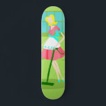 Middeneeuwse moderne repetitie voor huisvrouw skateboard<br><div class="desc">Dit 'Mid Century Modern Retro Houseechtgenote Skateboard' zorgt ervoor dat je je strengen parels laat breken om de meest alledaagse taken uit te voeren. Het ontwerp is voorzien van een kalkgroene achtergrond met een blauw venster met ruiten. Maar de pièce de résistance is zeker de klassieke televisiehuisvrouw die een roze...</div>
