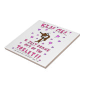 Midge "KISS ME" Funny Tegel Tegeltje (Zijkant)