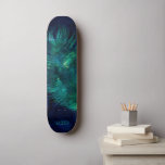 *~* Midnight Blue Sky Cosmic Emerald Feather Boho Persoonlijk Skateboard<br><div class="desc">* Energetisch Verbeterde Magische Mystieke Kosmische Hemelse Boheemse Zigeuner Rustiek Verbluffend mooie Midnight Navy Blue Waterverf sky achtergrond en sprankelende hemelse veren ontwerp. De magische vibe veer is zeer licht en fluisterend. * Pas/personaliseer met uw INITIALEN/MONOGRAM of NAAM aan. Gebruik de ontwerper ook om te spelen met het lettertype en...</div>