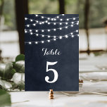 Midnight Blue String Lights Trouwtafel nummers Kaart<br><div class="desc">Chic modern het aantalkaartontwerp van de zomertrouwlijst met eenvoudige elegante gloeiende koordlichten die over de bovenkant hangen en een classy mengeling van moderne en calligrafische manuscriptdoopvonten op een gedrukte faux textuurachtergrond van de waterverf. Een eenvoudig en stijlvol design, ideaal voor de zomer! Klik op de knop IT AANPASSEN om lettertypen...</div>