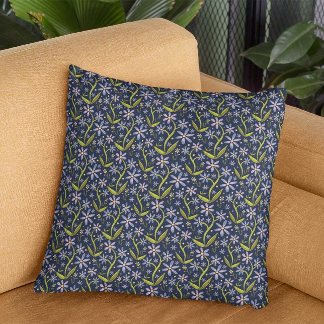 Midnight | Dancing Watercolor Daisies Kussen (A watercolored dancing daisies floral pattern in rich midnight blues and soft purples.)