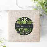 Midnight Garden | Groen botanisch huwelijk Ronde Sticker<br><div class="desc">Verzegel uw uitnodigingsenveloppen of gunsten met deze elegante botanische trouwstickers met uw namen die door een boven- en ondergrens van lush greenery in schaduwen van bosgroen en fern op een kische donkere achtergrond worden gevormd. Coördinaten met ons collectie voor de bruiloft in de Midnight Garden.</div>