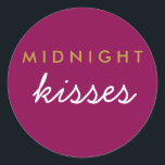 Midnight Kisses Wedding Party Magenta Gold Ronde Sticker<br><div class="desc">Midnight Kisses Wedding Party Sticker Magenta and Gold. Beschikbaar in verschillende kleuren en grootten</div>