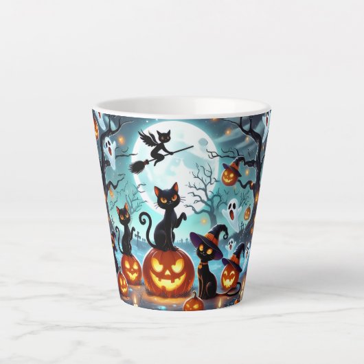 Midnight Magic: Black Cats & Pumpkins Halloween  Latte Mok (Voorkant)