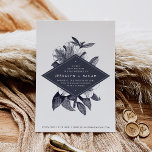Midnight Orchid Save the Date Kaart<br><div class="desc">Moody en intrigerend met een modern, minimaal uiterlijk, biedt onze Midnight Orchid-kaart met de datumkaart een eenvoudig maar opvallend kleurenpalet van het diepste, middernacht blauw en knapperig wit. Uw trouwgegevens worden weergegeven in een modern wit letterschrift op een langwerpig diamantvormig element dat is ingesteld op een gedetailleerde bloemtekening. Voeg extra...</div>