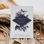 Midnight Orchid Save the Date Kaart<br><div class="desc">Moody en intrigerend met een modern, minimaal uiterlijk, biedt onze Midnight Orchid-kaart met de datumkaart een eenvoudig maar opvallend kleurenpalet van het diepste, middernacht blauw en knapperig wit. Uw namen worden weergegeven in een moderne witte letters op een langwerpig diamantvormig element dat is ingesteld op een gedetailleerde florale illustratie, met...</div>