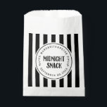 Midnight Snack Rustic Wedding Classic Round Bedankzakje<br><div class="desc">Een nachtelijke snack Rustic bruiloft. Voeg een leuke kleur en unieke stijl toe aan je bruiloft of vrijgezellenfeest. Een vrijgezellenfeest-gunsttas is een geweldige aanvulling op partijplanning. Deze unieke tassen zullen gemakkelijk als geschenk worden gebruikt en kunnen als een mooie decoratie dienen op je trouwreceptie of vrijgezellenfeest. Het perfecte hoopje voor...</div>