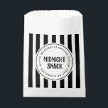 Midnight Snack Rustic Wedding Classic Round Bedankzakje<br><div class="desc">Een nachtelijke snack Rustic bruiloft. Voeg een leuke kleur en unieke stijl toe aan je bruiloft of vrijgezellenfeest. Een vrijgezellenfeest-gunsttas is een geweldige aanvulling op partijplanning. Deze unieke tassen zullen gemakkelijk als geschenk worden gebruikt en kunnen als een mooie decoratie dienen op je trouwreceptie of vrijgezellenfeest. Het perfecte hoopje voor...</div>