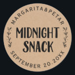 Midnight Snack Rustic Wedding Ronde Sticker<br><div class="desc">Een nachtelijke snack Rustic bruiloft. Voeg een leuke kleur en unieke stijl toe aan je bruiloft of vrijgezellenfeest. Een vrijgezellenfeest-gunsttas is een geweldige aanvulling op partijplanning. Deze unieke tassen zullen gemakkelijk als geschenk worden gebruikt en kunnen als een mooie decoratie dienen op je trouwreceptie of vrijgezellenfeest. Het perfecte hoopje voor...</div>