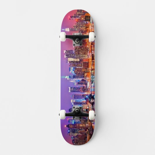 Midtown Manhattan 's nachts met Empire Stae Skateboard (Voorkant)