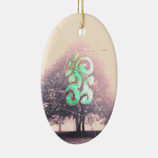 Mighty Tree in Fog Mystery Symbol Keramisch Ornament (Rechts)