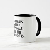 Migranten zijn geen criminelen maar de president w mok (Voorkant rechts)