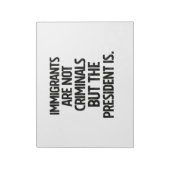 Migranten zijn geen criminelen maar de president w notitieblok (Linkerzijde)
