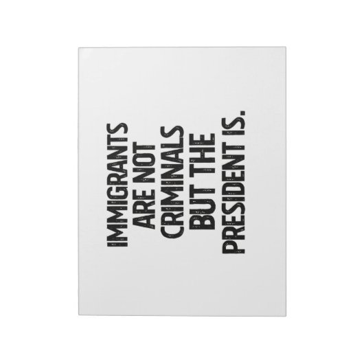 Migranten zijn geen criminelen maar de president w notitieblok (Linkerzijde)