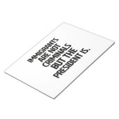 Migranten zijn geen criminelen maar de president w notitieblok (Schuin)