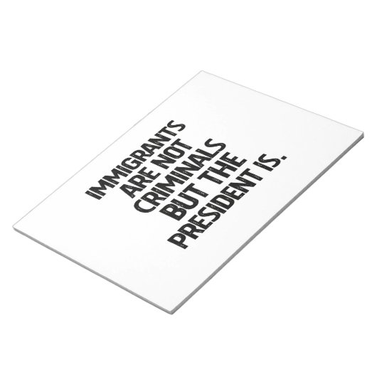 Migranten zijn geen criminelen maar de president w notitieblok (Schuin)
