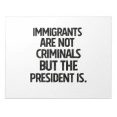 Migranten zijn geen criminelen maar de president w notitieblok (Voorkant)