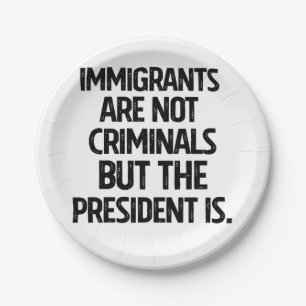 Migranten zijn geen criminelen maar de president w papieren bordje