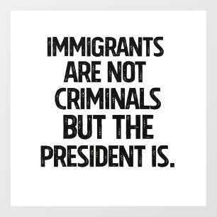 Migranten zijn geen criminelen maar de president w raamsticker