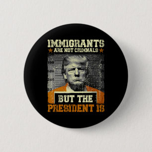 Migranten zijn geen criminelen maar de president w ronde button 5,7 cm