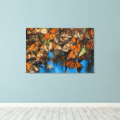 Migrating monarch butterflips cling to leaves canvas afdruk (Insitu (Houten vloer))