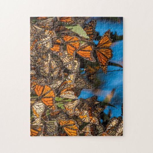 Migrating monarch butterflips cling to leaves legpuzzel (Verticaal)