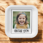 mijlpaal Verjaardag Foto Keepsake Papieren Bordje<br><div class="desc">Vier speciale mijlpalen met onze mijlpaal verjaardagsfoto Keepsake Paper Borden! Deze borden zijn voorzien van een klassiek ontwerp en zijn gepersonaliseerd met een gedenkwaardige foto- en mijlpaaldatum, waardoor uw feestdecor een uniek tintje krijgt. Gemaakt van hoogwaardige, duurzame materialen, ze zijn zowel stijlvol als praktisch voor het serveren van uw favoriete...</div>