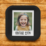 mijlpaal Verjaardag Foto Keepsake Papieren Bordje<br><div class="desc">Vier speciale mijlpalen met onze mijlpaal verjaardagsfoto Keepsake Paper Borden! Deze borden zijn voorzien van een klassiek ontwerp en zijn gepersonaliseerd met een gedenkwaardige foto- en mijlpaaldatum, waardoor uw feestdecor een uniek tintje krijgt. Gemaakt van hoogwaardige, duurzame materialen, ze zijn zowel stijlvol als praktisch voor het serveren van uw favoriete...</div>