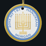 Mijn 1e Chanoeka Foto Blauw Goud Gepersonaliseerd Keramisch Ornament<br><div class="desc">Pas dit schattige blauwe en goudkleurige MIJN 1ST HANUKKAH-versiering aan voor een soort keepasje. Upload de foto van uw baby aan de ene kant en voeg de naam van de baby en het jaar aan de andere kant toe. De traditionele blauwe en goudkleurige Hanukkah-kleuren worden gemarkeerd met een eenvoudige gouden...</div>