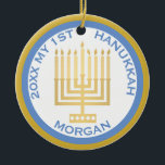 Mijn 1e Chanoeka Foto Blauw Goud Gepersonaliseerd Keramisch Ornament<br><div class="desc">Pas dit schattige blauwe en goudkleurige MIJN 1ST HANUKKAH-versiering aan voor een soort keepasje. Upload de foto van uw baby aan de ene kant en voeg de naam van de baby en het jaar aan de andere kant toe. De traditionele blauwe en goudkleurige Hanukkah-kleuren worden gemarkeerd met een eenvoudige gouden...</div>