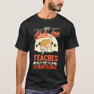 Mijn Akita Inu Leert Me Hoe Het Leven Te Genieten  T-shirt