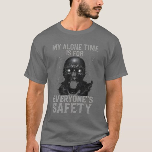 MIJN ALONE TIJD IS VOOR IEDEREEN'S VEILIGHEID T-SHIRT (Voorkant)