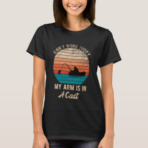 Mijn arm zit in een gegoten visser. t-shirt