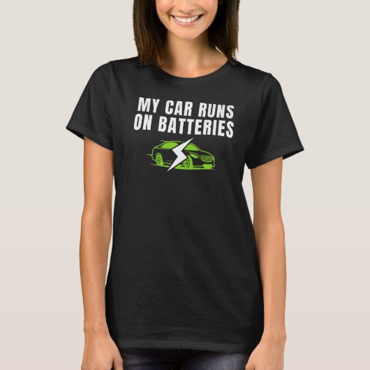 Mijn auto rijdt op batterijen rijden met elektrisc t-shirt (Voorkant)