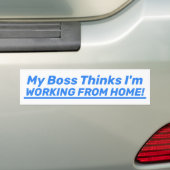 Mijn baas denkt dat ik vanuit huis werk! bumpersticker (Op auto)