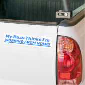 Mijn baas denkt dat ik vanuit huis werk! bumpersticker (Op Truck)