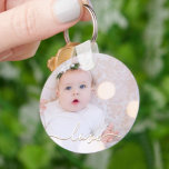 Mijn Baby Foto Aangepast Sleutelhanger<br><div class="desc">Je baby's foto op een sleutelhanger! Upload je eigen afbeelding om je sleutelhanger voor jezelf te creëer of als cadeau aan familie,  vrienden,  ouders en grootouders! De woordliefde in een controlemanuscript wordt gekenmerkt over uw foto.</div>
