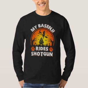 Mijn Basenji-hond rijdt heks jachtgeweer Halloween T-shirt