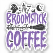 Mijn bezemsteel draait op koffieverslaafde Hallowe Sticker (Voorkant)