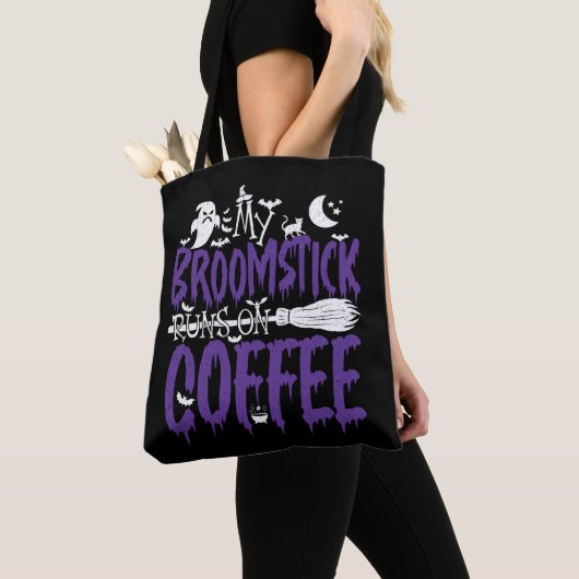 Mijn bezemsteel loopt op koffie heks bezem Hallowe Tote Bag (Dichtbij)