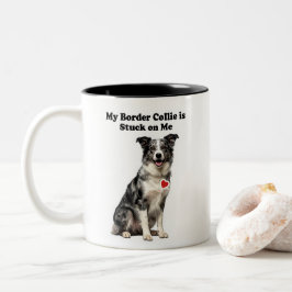 Mijn blauwe merle bordercollie zit vast aan mij tweekleurige koffiemok