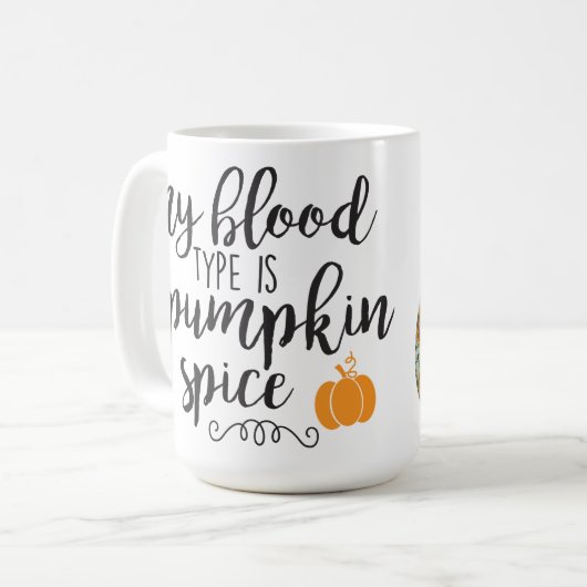MIJN BLOEDGROEP IS PUMPKIN SPICE GEZEGDE KOFFIEMOK (Voorkant links)