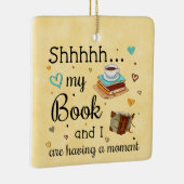 Mijn boek en ik hebben een moment. keramisch ornament (Rechts)
