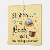 Mijn boek en ik hebben een moment. keramisch ornament (Links)