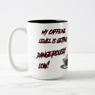 Mijn cafeïne niveau is gevaarlijk laag! tweekleurige koffiemok