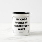 Mijn Code werkt op mysterieuze manieren Tweekleurige Koffiemok (Center)